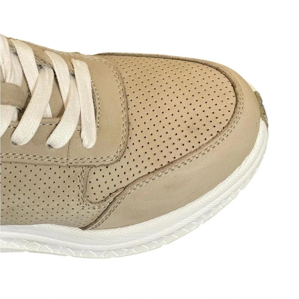 NWT GDEFY Orion Athletic shoes tan/ white‎ size 10